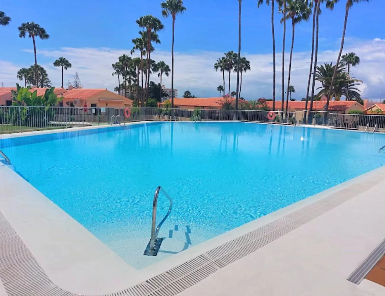 Rooftop Bungalow Pamro - Private Jacuzzi - Fitness Area - Free Wifi - Air Conditioner - Pool - Modern & Comfortable - Sunnygolf Maspalomas  0*, Maspalomas (Gran Canaria)